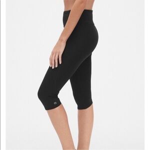 GapFit Women’s GFast V2 Black Capri Athletic Leggings Size Medium NWOT
